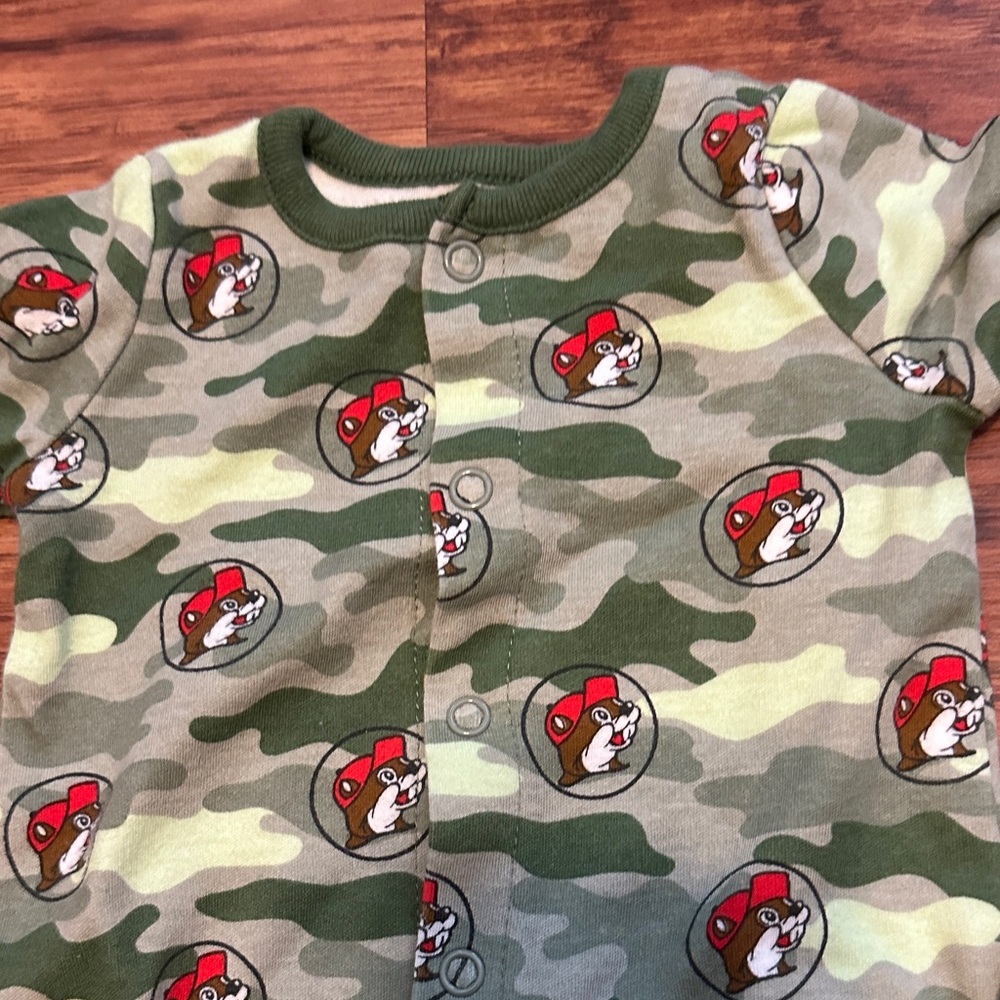 Buc-ee’s Camo Longsleeve Onesie With Bib 3 Months - Picture 2 of 6
